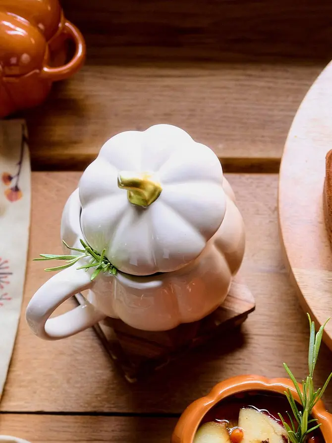 Kubek PUMPKIE w kształcie dyni z pokrywką kremowy SHINY 0,6 l