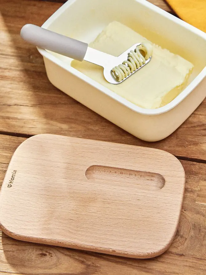 Maselniczka EASY COOK biała z pokrywką z drewna bukowego i nożykiem ze stali nierdzewnej 17x11 cm