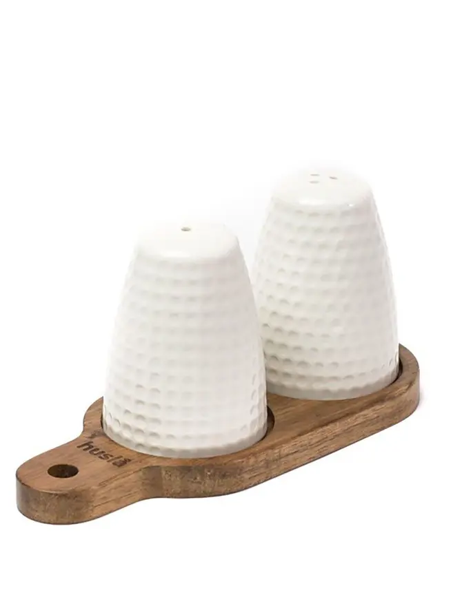 Zestaw solniczka i pieprzniczka SHAKERS biały na desce 17,3x7,3x7,8 cm