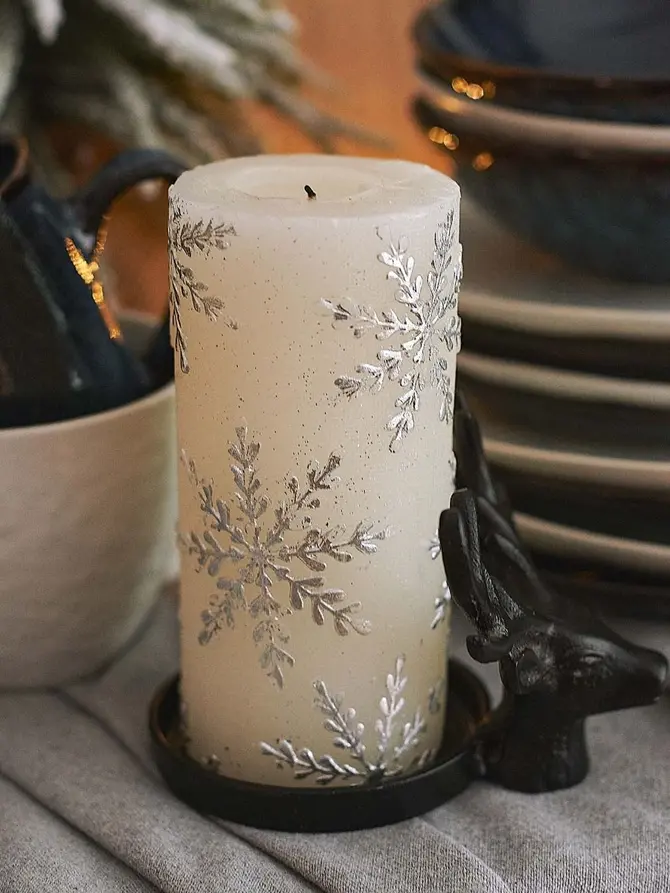 Świeca FROSTED ze śnieżynkami biała 13 cm