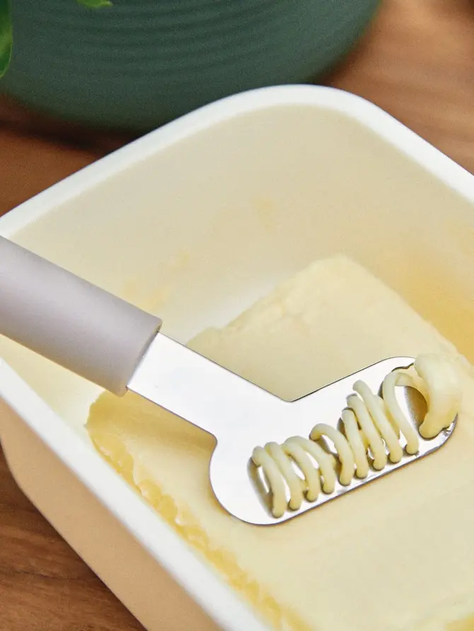 Maselniczka EASY COOK biała z pokrywką z drewna bukowego i nożykiem ze stali nierdzewnej 17x11 cm