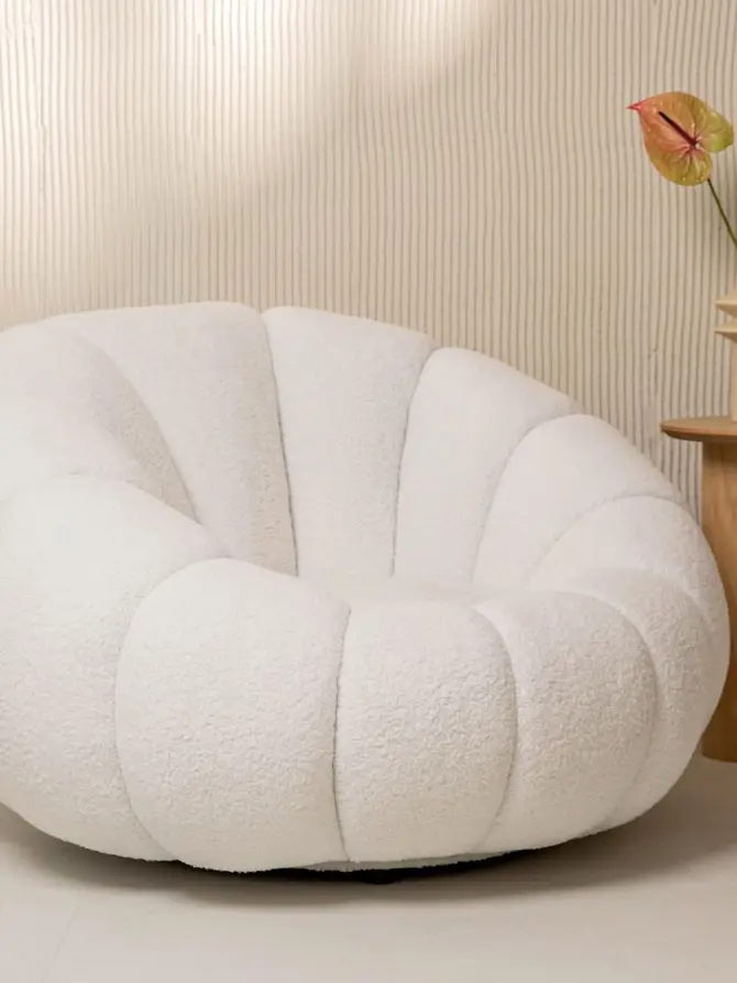 Fotel DOUILL obrotowy ecru w tkaninie TEDDY 94x88x62 cm