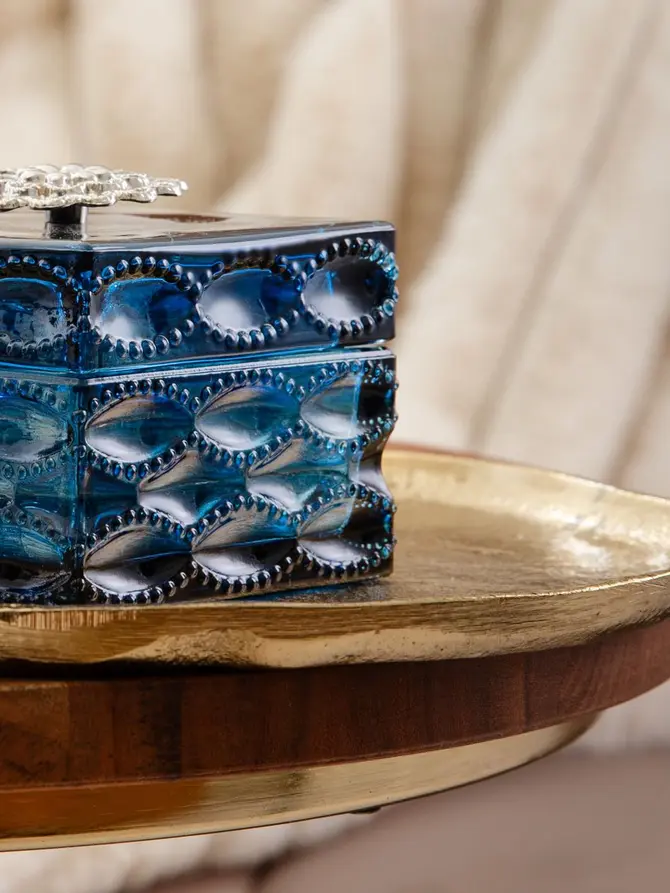 Szkatułka na biżuterię TASHI granatowa ze srebrną rozetą 8,8x8,5x5,5 cm