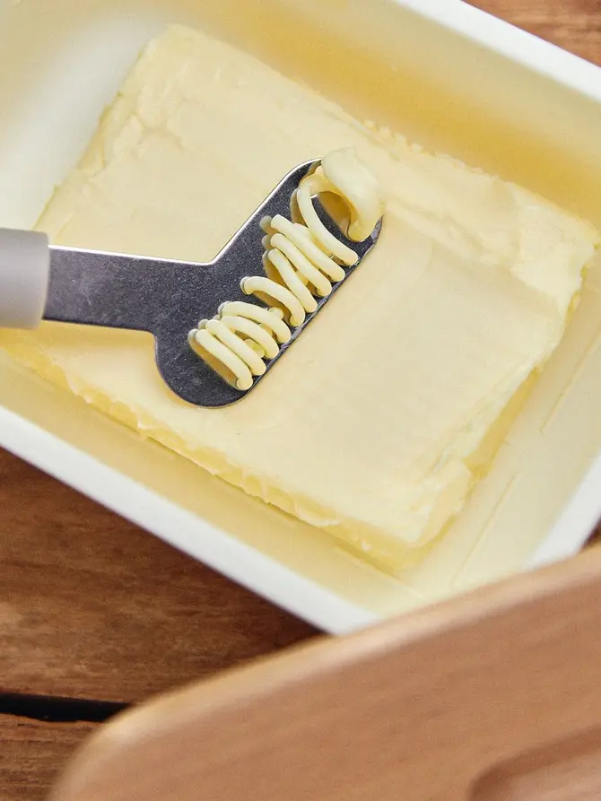 Maselniczka EASY COOK biała z pokrywką z drewna bukowego i nożykiem ze stali nierdzewnej 17x11 cm
