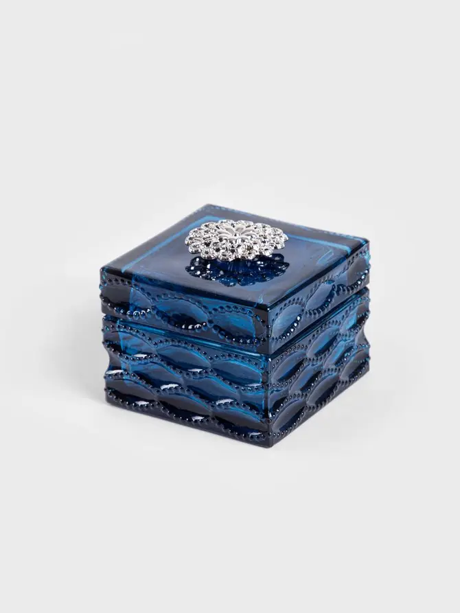 Szkatułka na biżuterię TASHI granatowa ze srebrną rozetą 8,8x8,5x5,5 cm