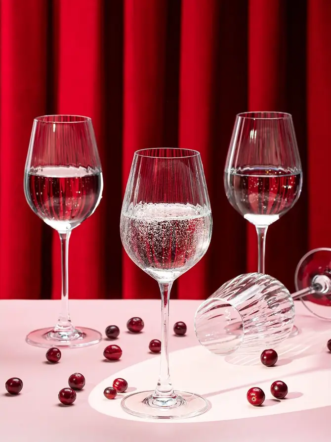 Zestaw kieliszków MONROE CARNIVAL Zestaw kieliszków ryflowanych 4 szt. 0,4 l