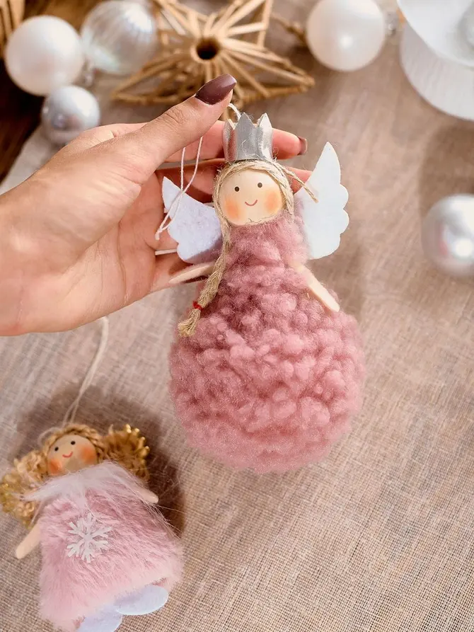 Zawieszka PLYS różowy aniołek barankowy 15 cm