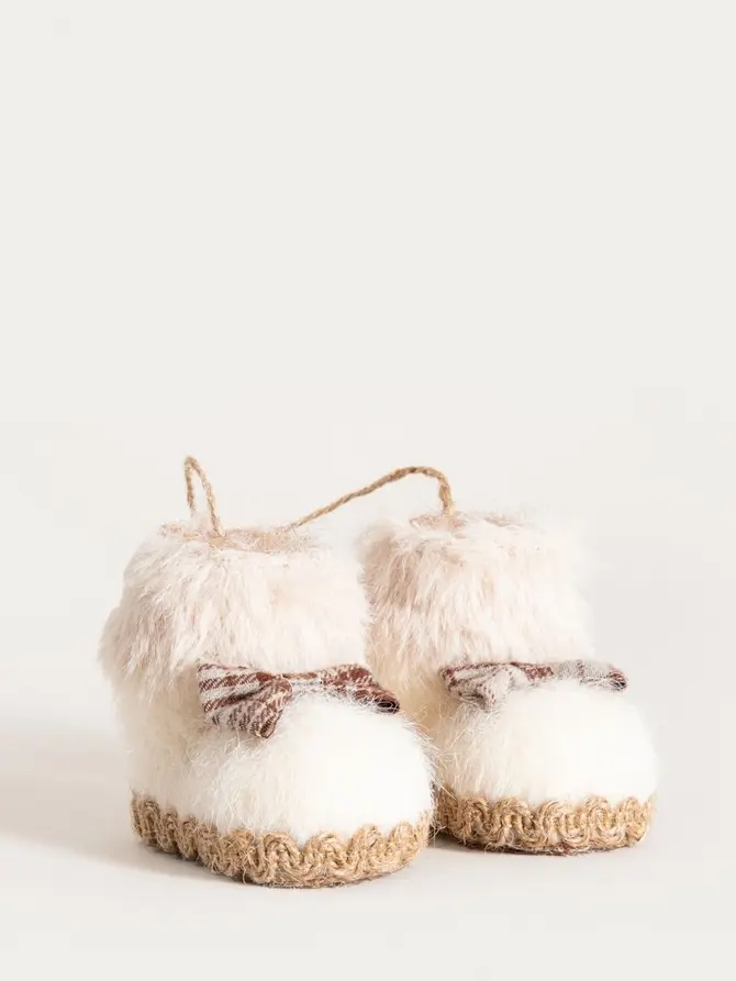 Zawieszka SEPATU buciki z kokardkami beżowe 7x9 cm