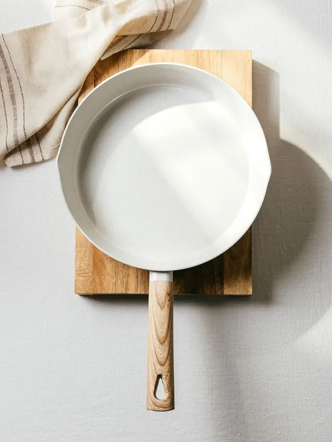 Patelnia LOREBURN z powłoką ceramiczną śmietankowa 28 cm