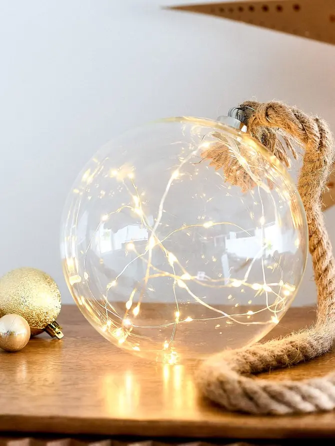 Lampion ILUMES szklana kula na sznurze z LED 