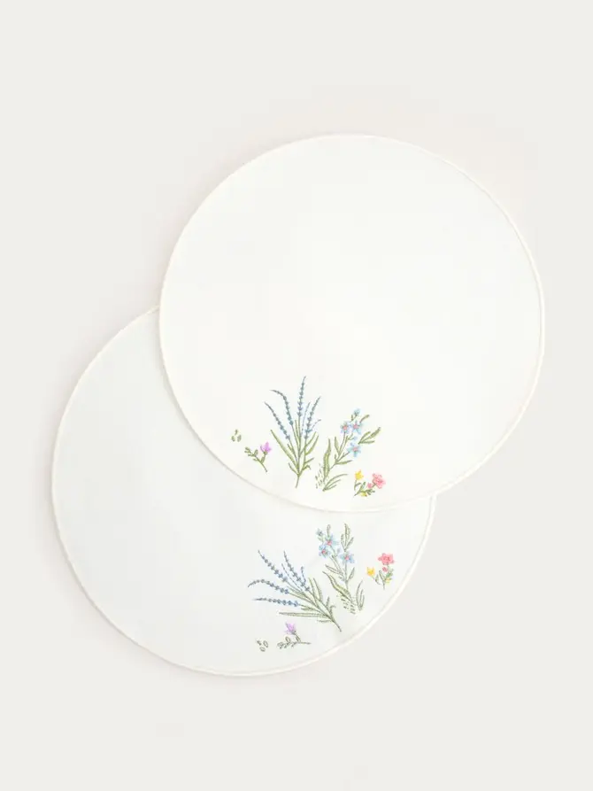Maty stołowe ZAIRA ecru, z dekoracyjnym kwiatowym haftem, zestaw 2 szt. 38cm
