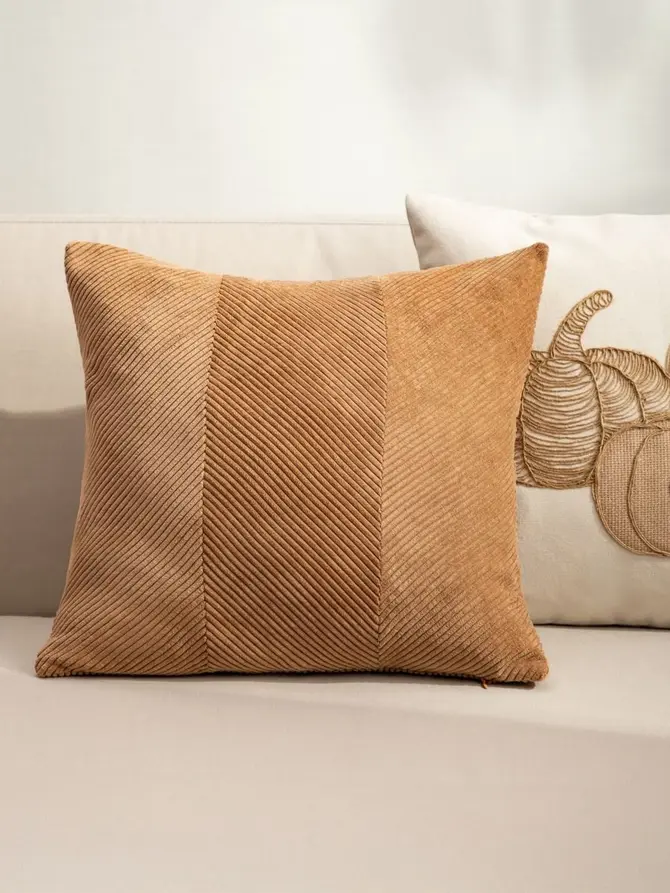 Poszewka FALLERE ze sztruksowym wzorem brązowa 45x45 cm