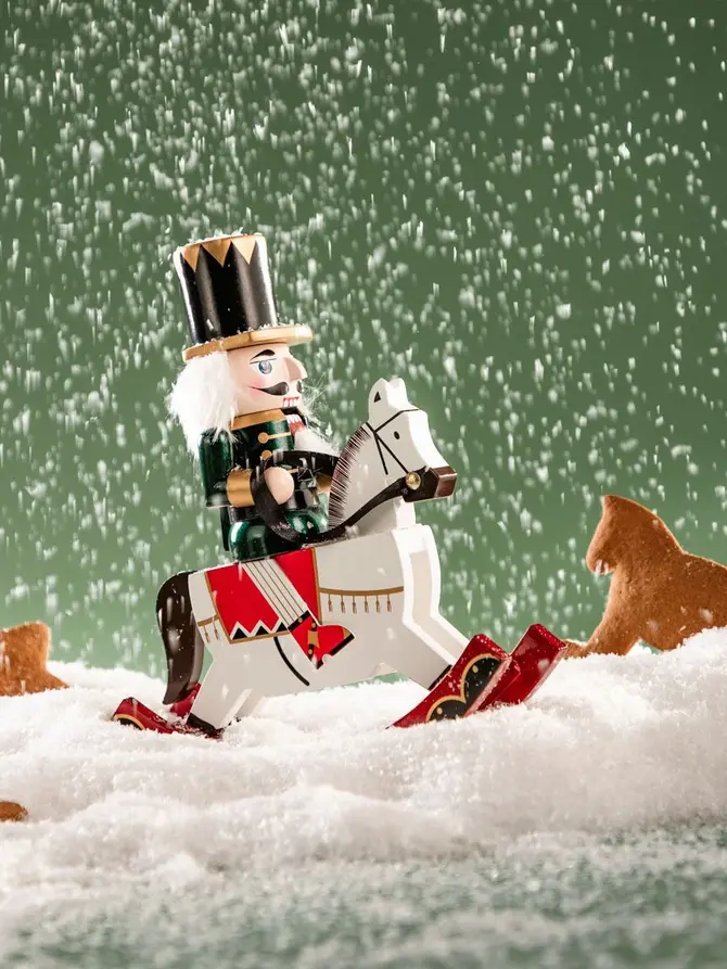 Figurka NUTCRACKER dziadek do orzechów na biegunach ciemno-zielony 28 cm