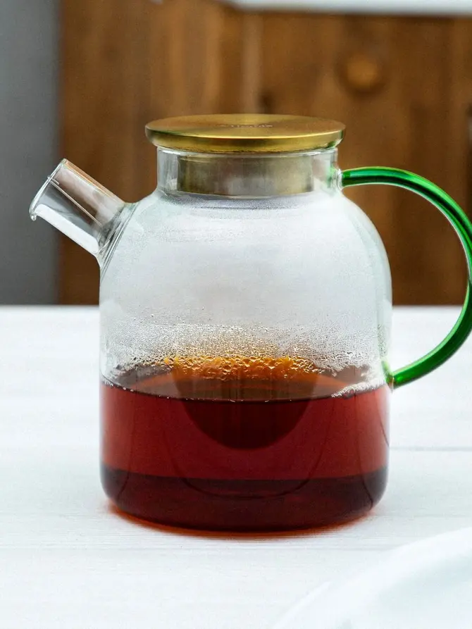 Dzbanek KUBBE ze złotym wieczkiem i zieloną rączką 1,8 l