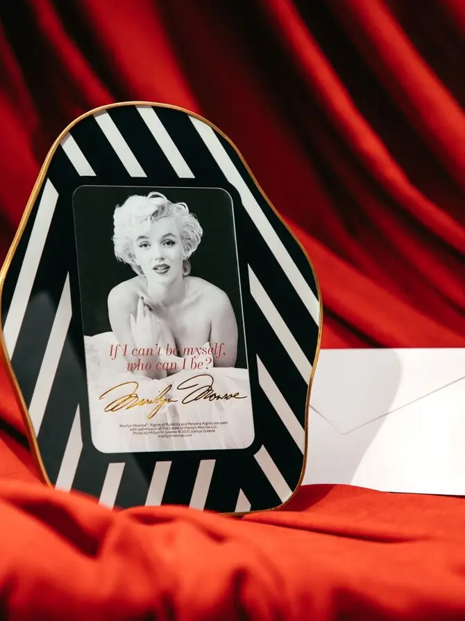 Ramka na zdjęcie MONROE LOVE o nieregularnym kształcie z wizerunkiem Marilyn Monroe 10x15 cm