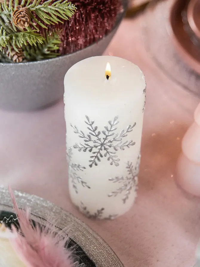 Świeca FROSTED ze śnieżynkami biała 13 cm