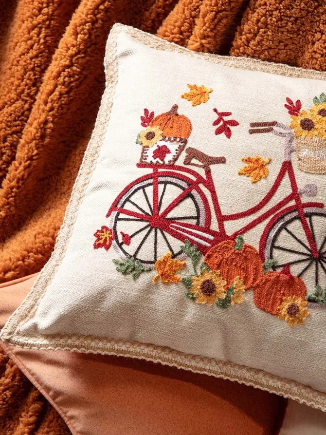 Poszewka TARDOR z haftowanym rowerem i ozdobną lamówką 45x45cm