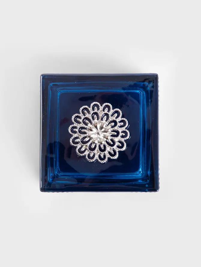 Szkatułka na biżuterię TASHI granatowa ze srebrną rozetą 8,8x8,5x5,5 cm