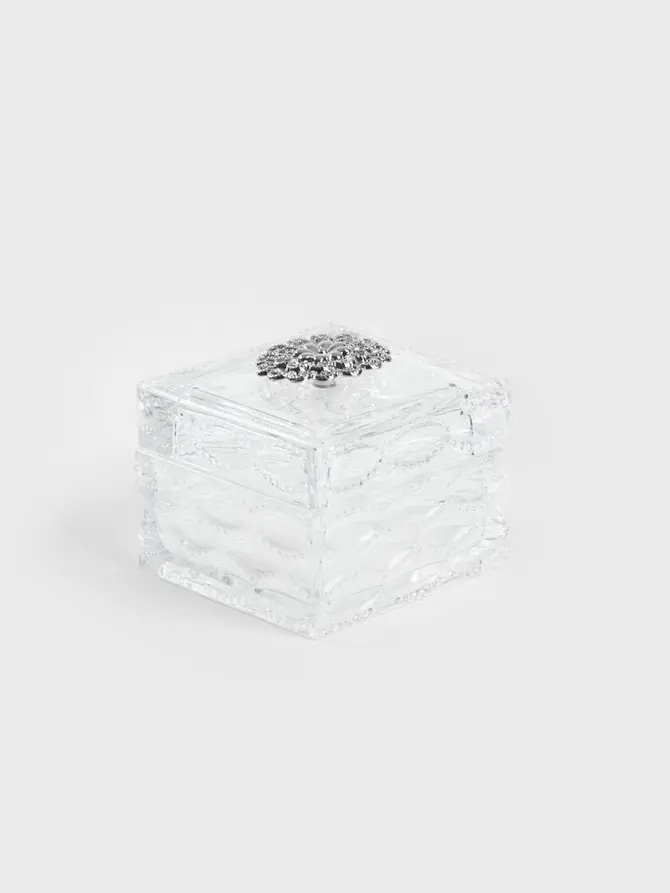 Szkatułka na biżuterię TASHI transparentna ze srebrną rozetą 8,8x8,5x5,5 cm