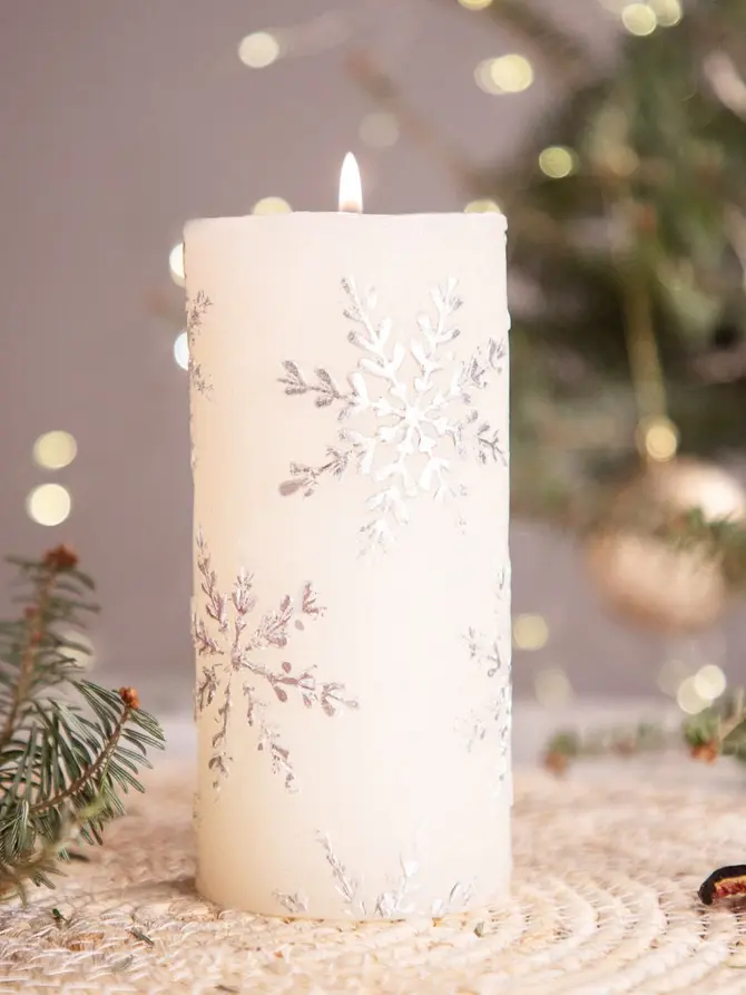 Świeca FROSTED ze śnieżynkami biała 13 cm