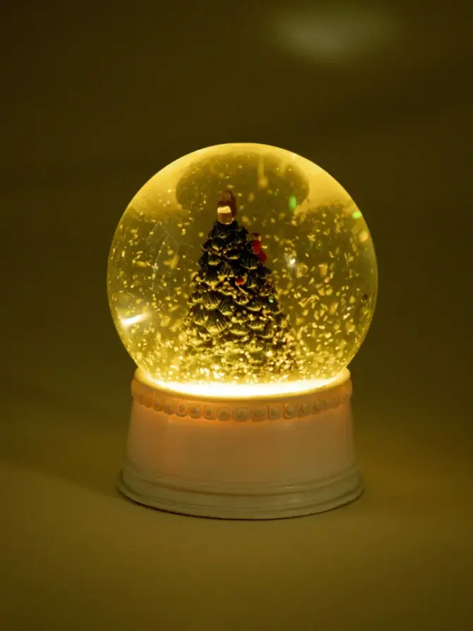 Kula śnieżna LED GLOBILIS z choinką na białej podstawie 10 cm