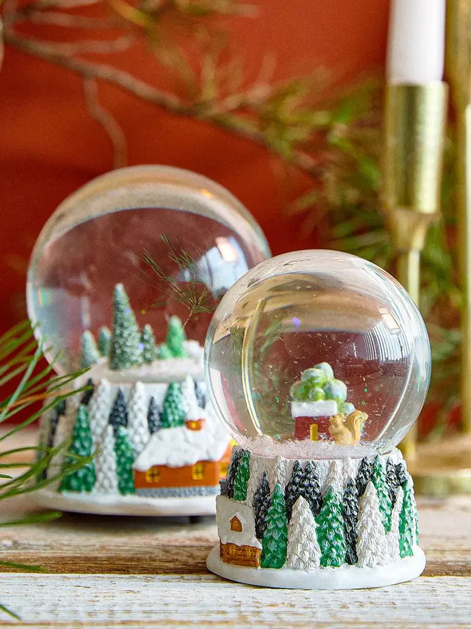 Kula śnieżna LUELL wiewiórka i domek, z LED 8x11 cm