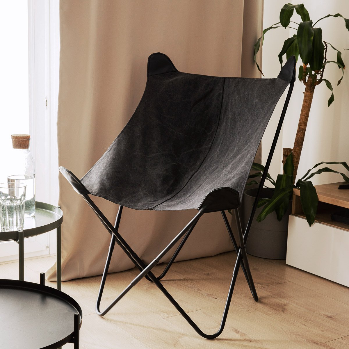 Fotel BUTTERFLY z metalową ramą - czarna tkanina 70x80x102 cm