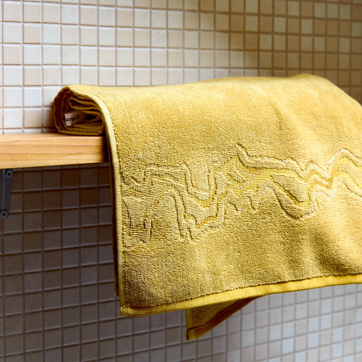 Ręcznik RINES z paskami lureksowymi musztardowy 70x130cm