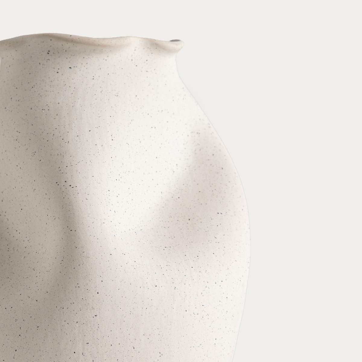 Wazon AVELIS gnieciony biały ceramiczny 14x13,5x20 cm