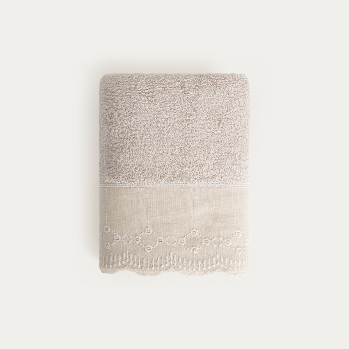 Ręcznik LILLIAN z ozdobnym haftem 50x90 cm