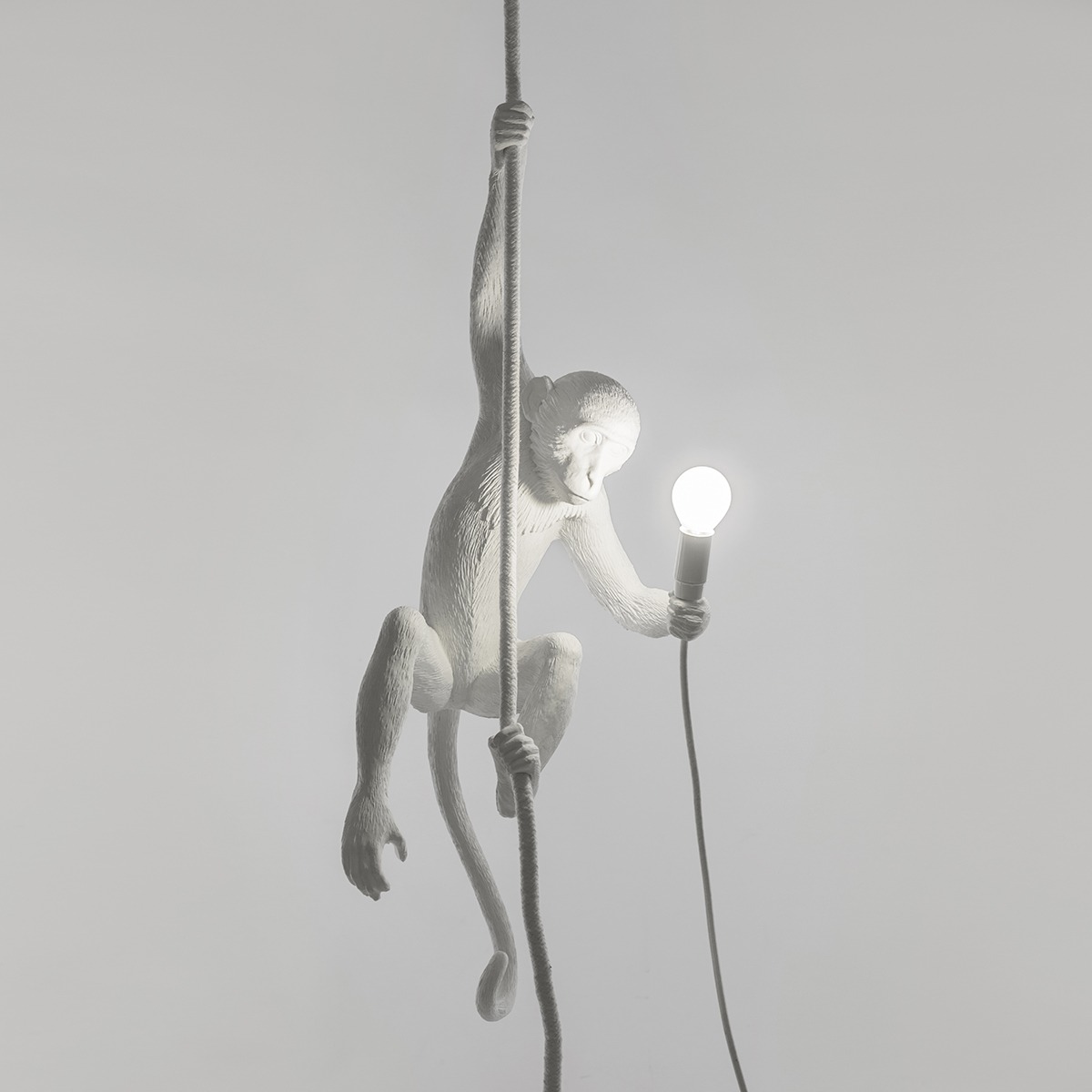 Lampa sufitowa MONKEY LAMP z małpką 27x30x80 cm