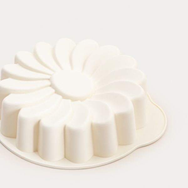 Forma silikonowa MOLLIS ES do pieczenia w kształcie kwiatka śmietankowa 20,5x18x4 cm