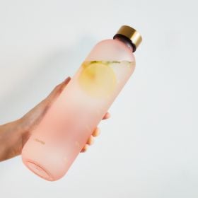 Butelka DAILY różowa z miarką 1 l