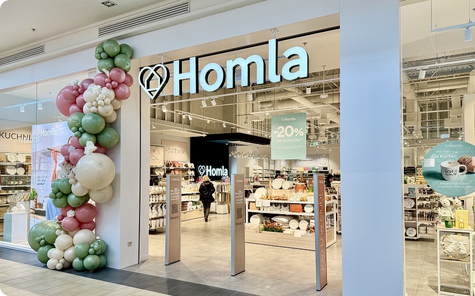 HOMLA store with customers browsing home accessories
